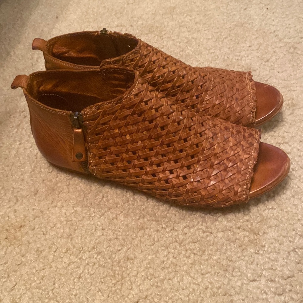 SUNDANCE SANDALS
